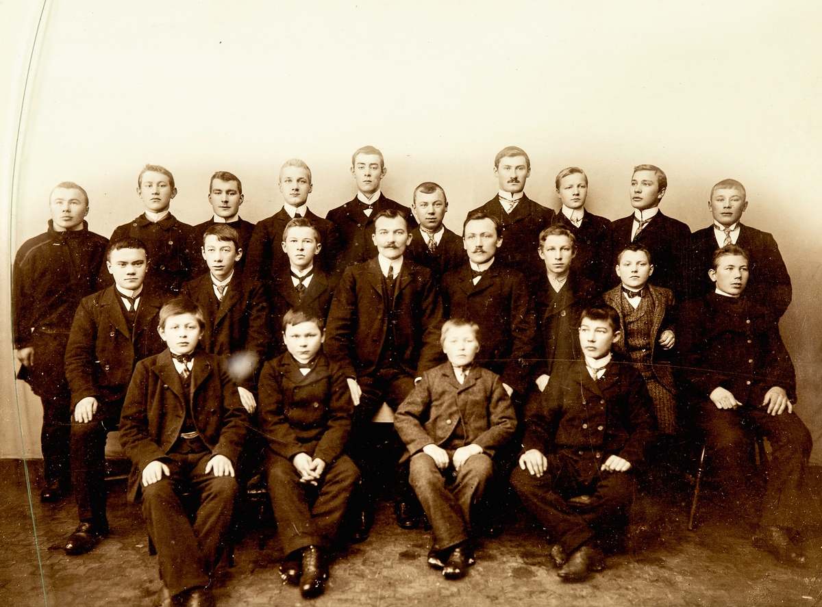 Klassebilde fra Amtmannsskolen i Vadsø fra perioden 1880-1900. En av de avbildede er Rudolf Lorentzen (giver Karin Larsens oldemors bror).