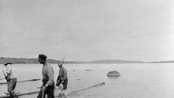 Landrensk ved Øyeren i 1933. Fotografiet viser tre fløtere m