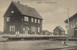 Postkort, Løten, Ådalsbruk stasjon, 2 jenter i kjole på perr