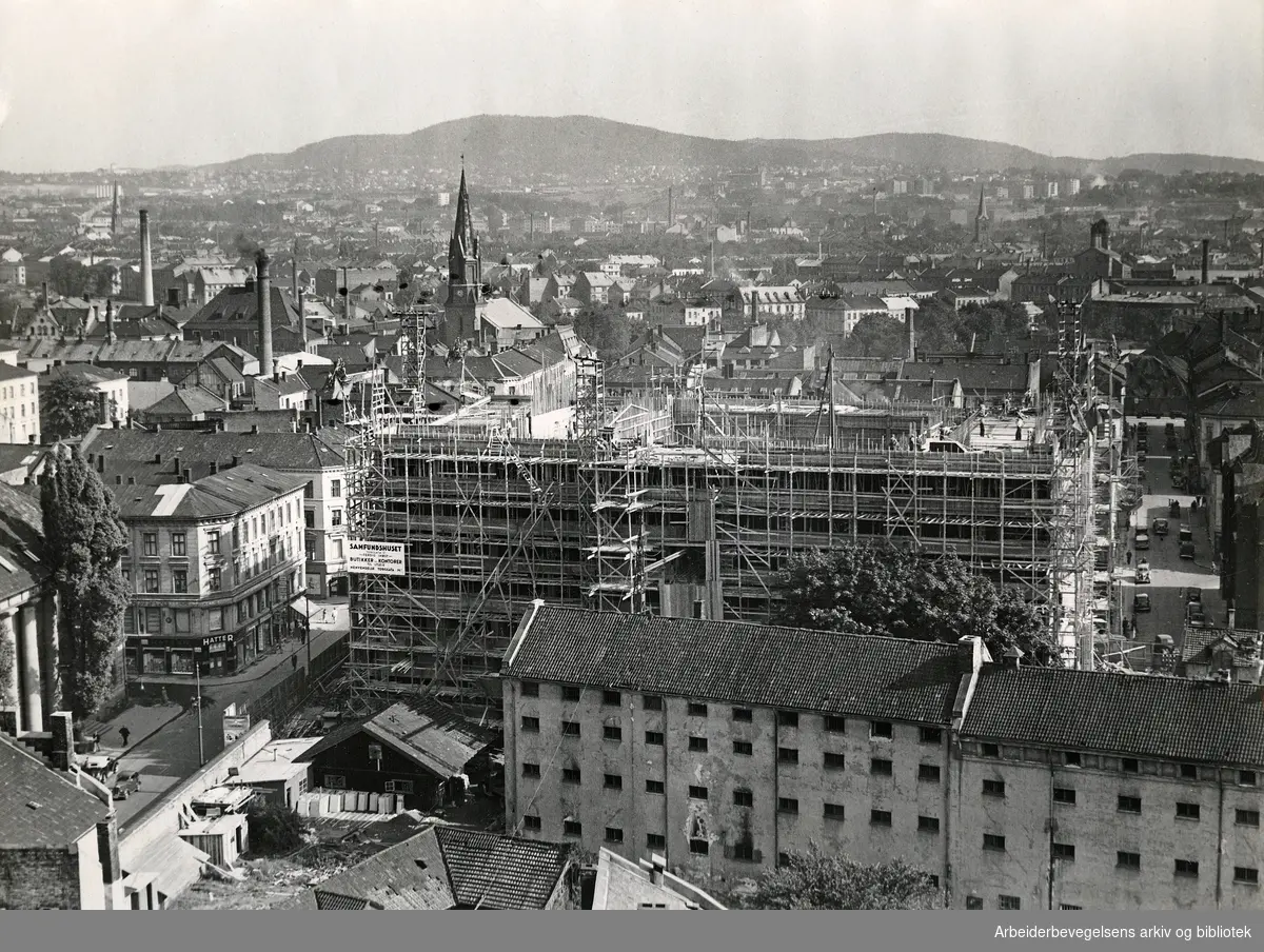 Oslo Arbeidersamfunn under bygging. I forgrunnen står fortsatt rester av det gamle Tukthuset - Kvinnefengslet, med adresse Torggata 15 og 17. August 1939