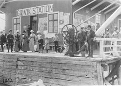 Gjøvik Station som lå på brygga. På brygga sees lastebommen 