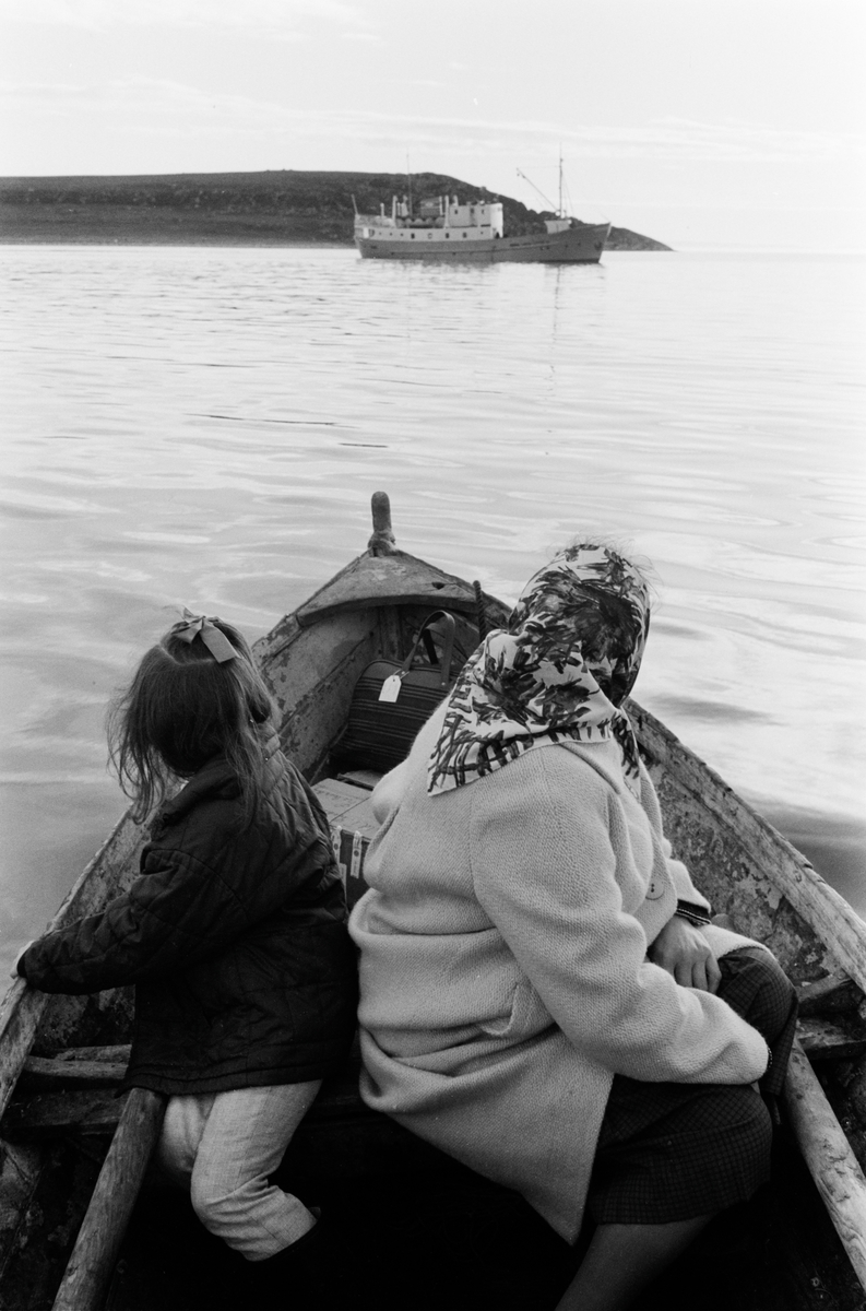Ung jente og eldre kvinne i robåt.