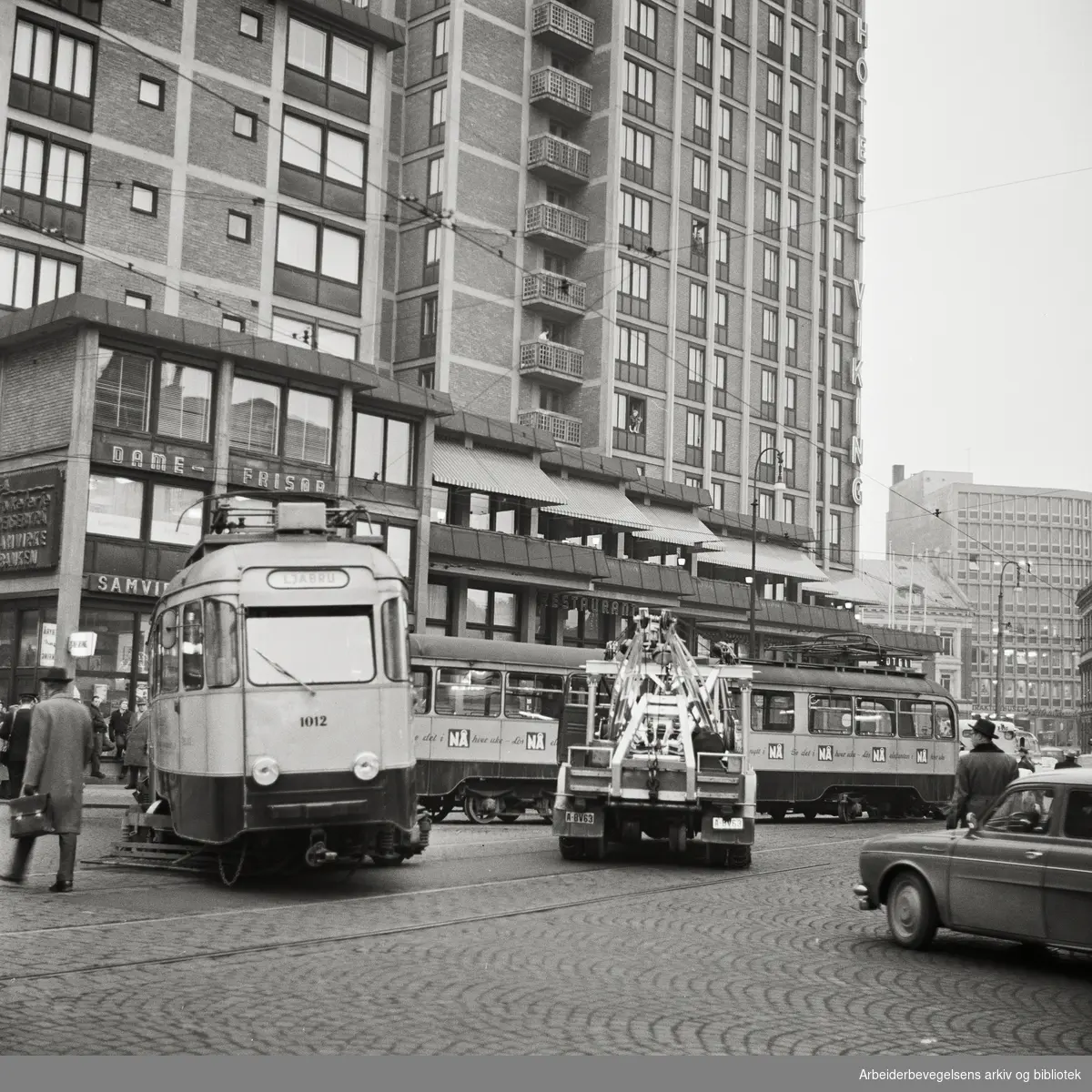 Ekebergtrikken sporet av i Biskop Gunnerus' gate ved Hotel Viking (siden Sara Hotel, nå Clarion Hotel The Hub). 23 februar 1961