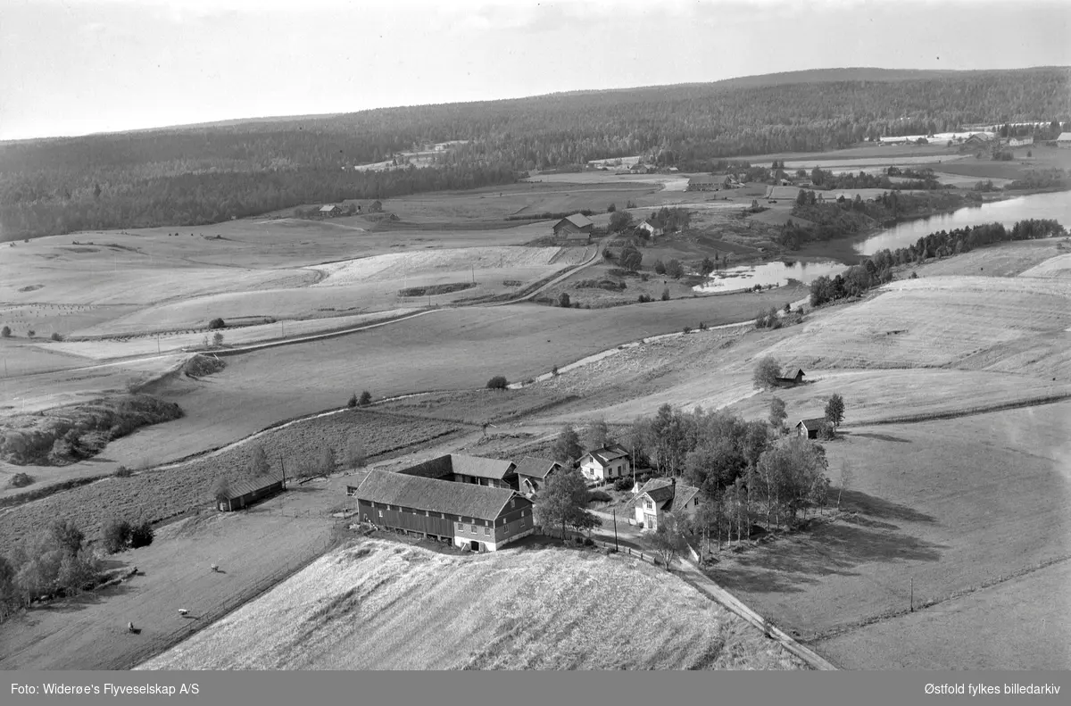Antakelig gården Vatvedtødegård i Rakkestad, skråfoto 1951.