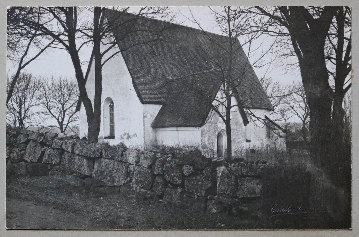 Härkeberga kyrka, Enköpings kommun.

Vykortet är inklistrat i vykortsalbum.