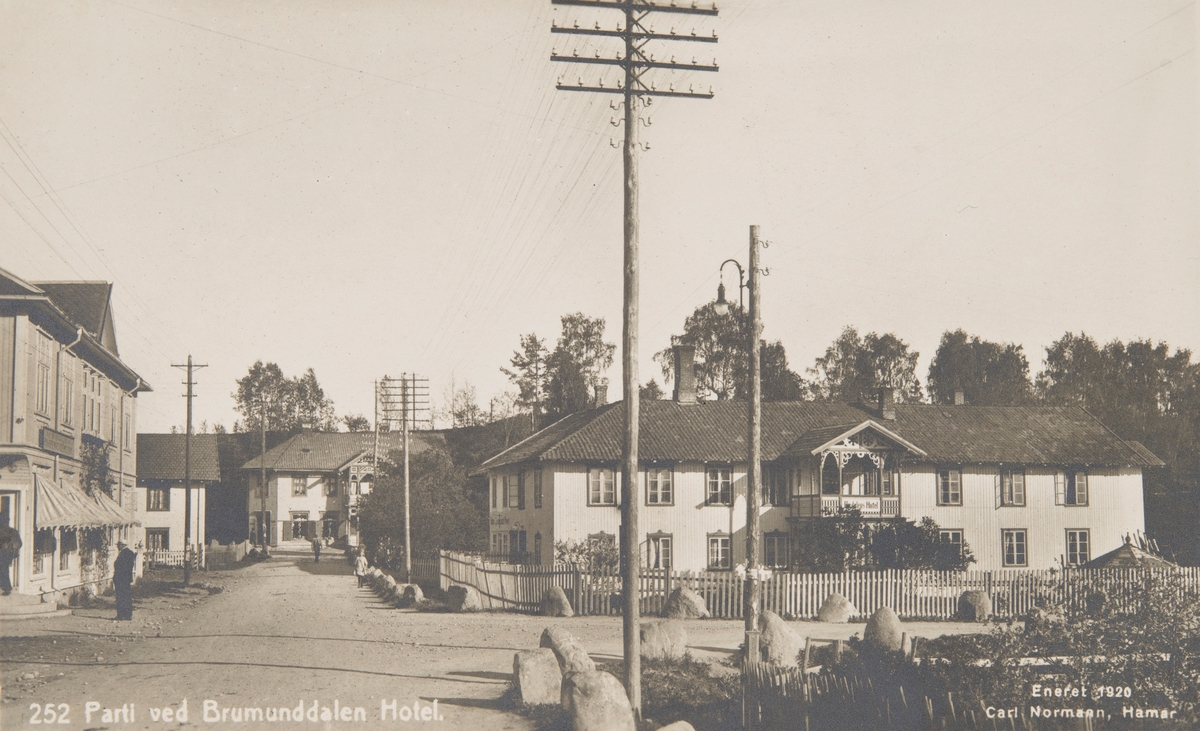 Postkort, Ringsaker, Brumunddal, Furnesvegen, Industrigata, Fra venstre er Kooperativen, Stampen, Heimdal. til høyre Brumunddal Hotell, riksveg,