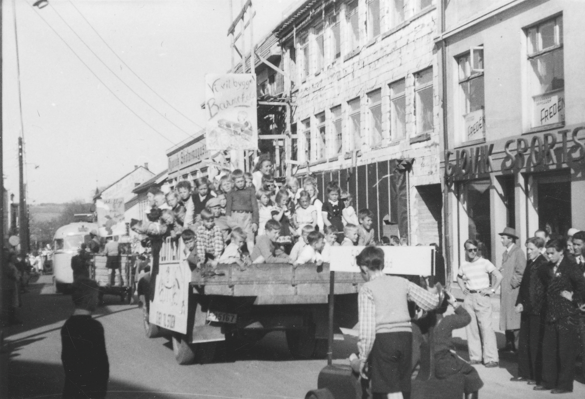 Barnas dag 1950. Prosesjon med barn på lasteplan og brannbil.