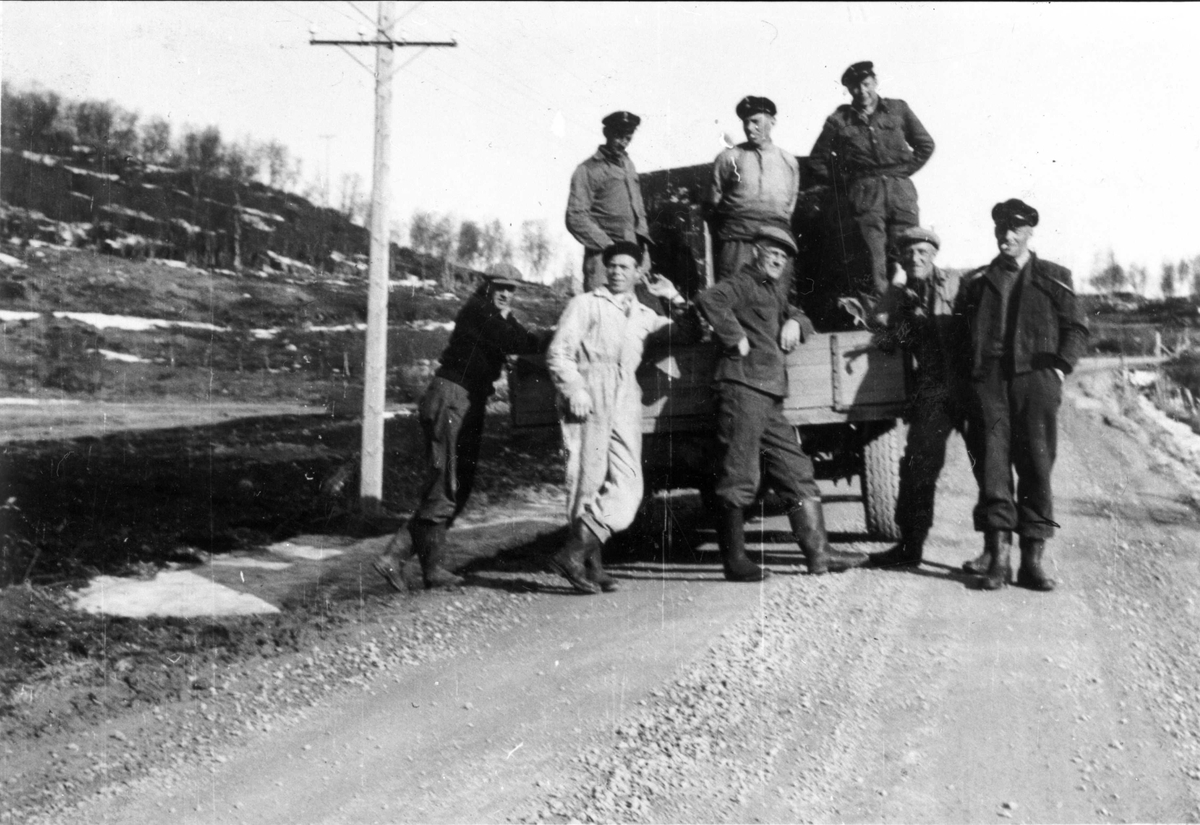 Åtte menn fra Gausvik på linjearbeid.