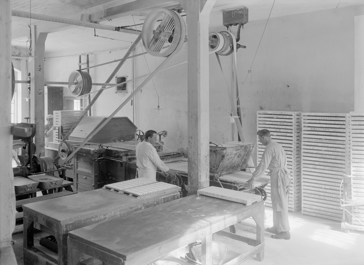 Interiör från Cloettas choklad- och konfektyrfabrik i Ljungsbro. Året är 1934.