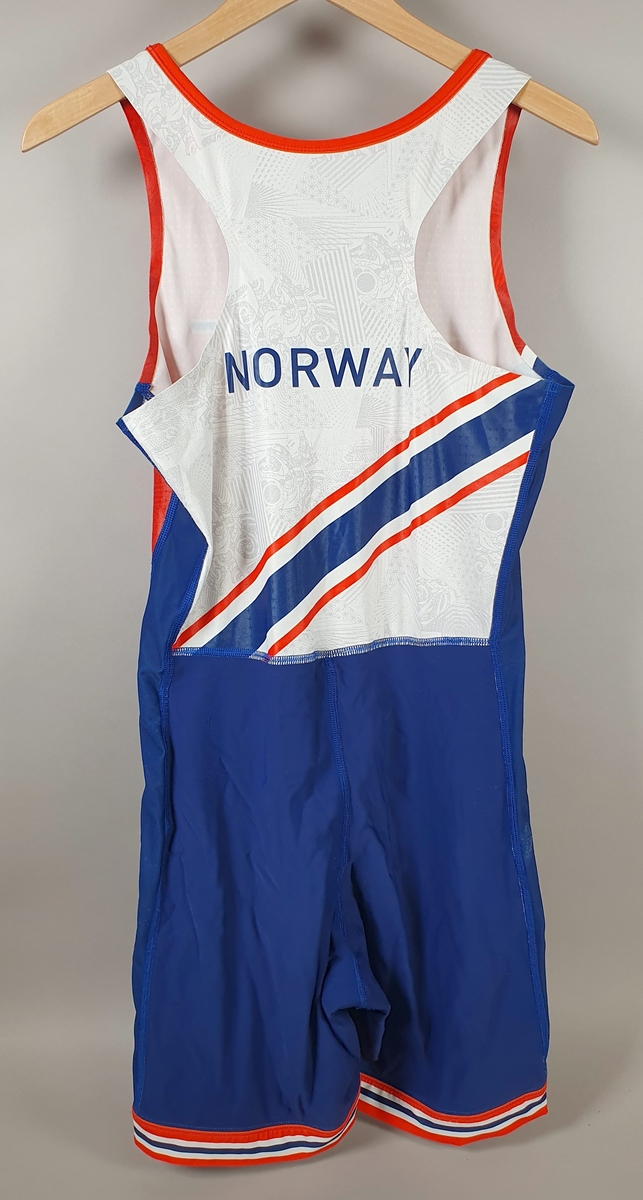 Rodrakt i rødt, hvitt og blått, med norsk flagg på brystet. NORWAY på ryggen.