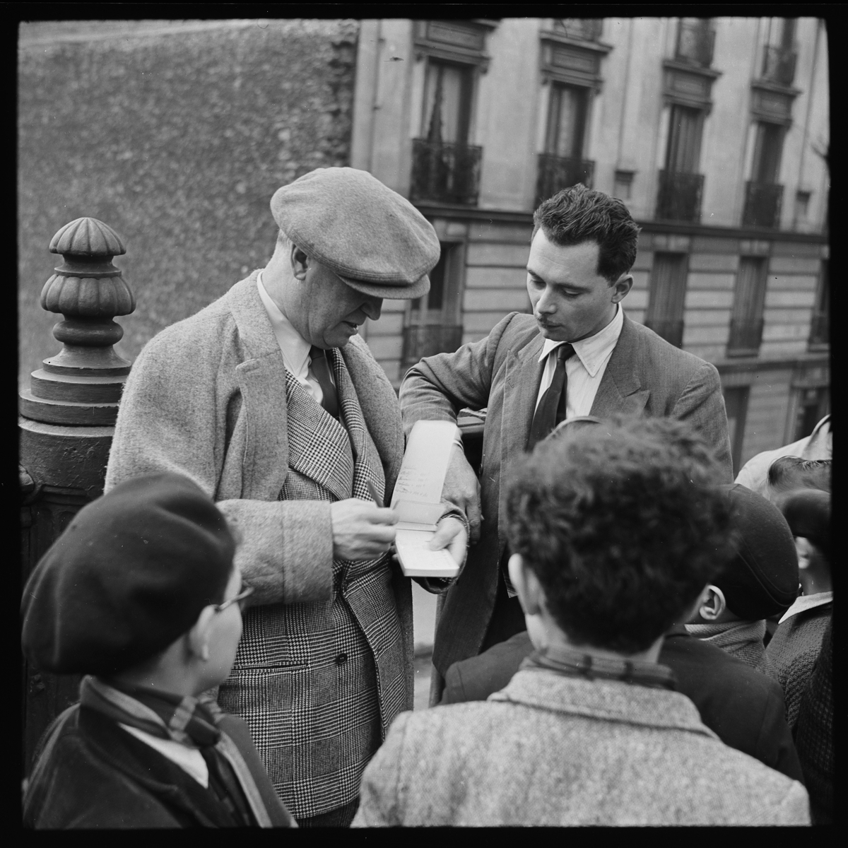 Maurice Chevalier skriver autografer II.