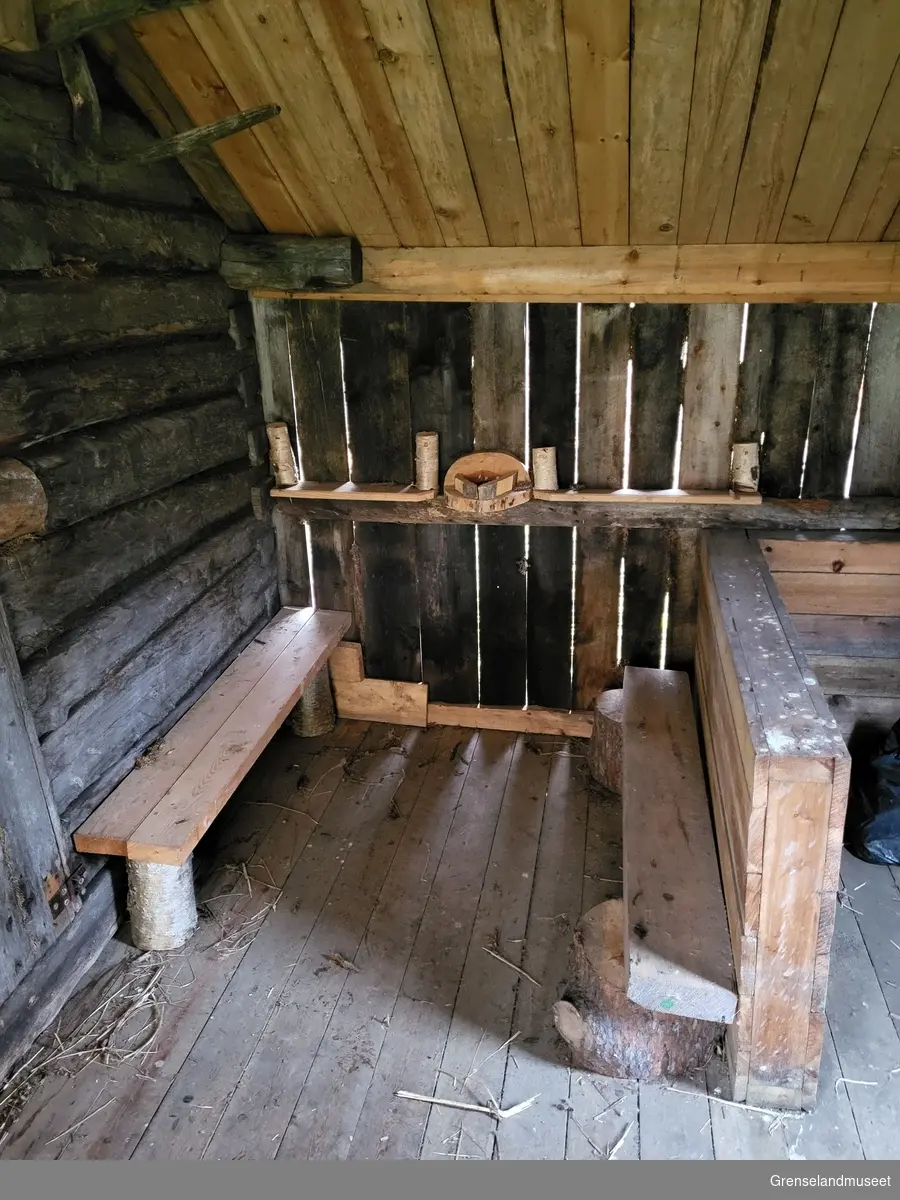 Badstue bygget på Nordre Namdal gård er et todelt bygg der den ene halvparten av bygget er en badstue og den andre halvdelen er et vedskjul. Badstuen er oppdelt i to rom med et vaskerom og en sauna.