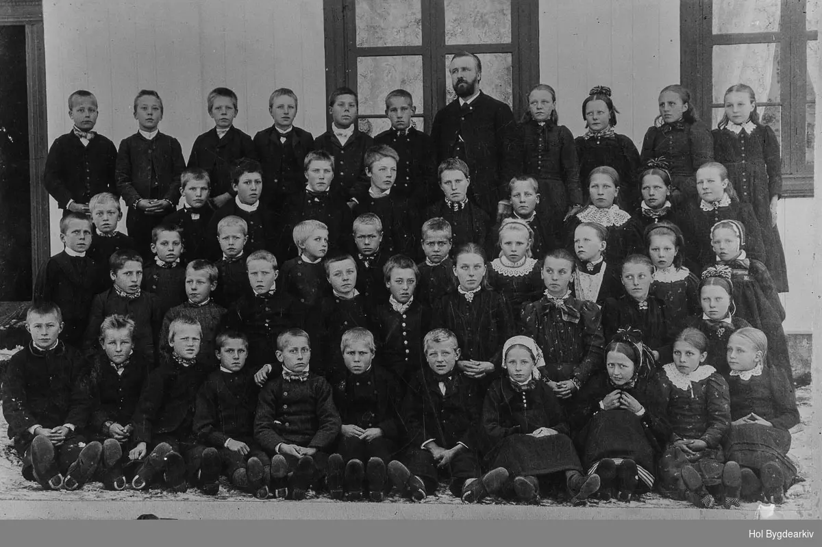 Antagelig en skoleklasse fra gamleskola i Hol, med lærer Sigurd Reinton