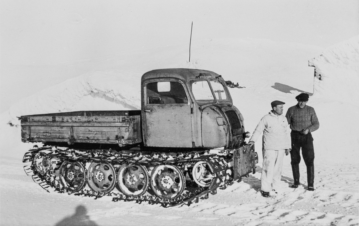 Det første motorkjøretøyet på Høgevarde, 1947. Gunnar Narum og Einar Haugan, bestyrer på turisthytta. 