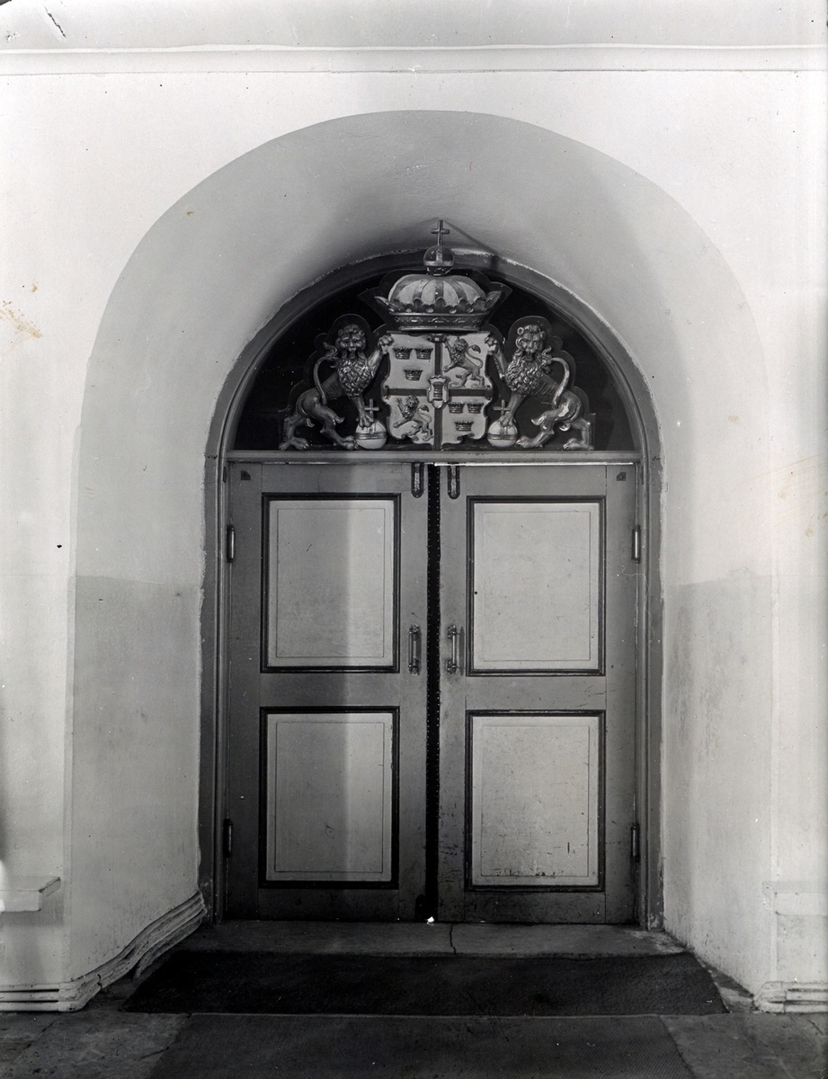 Stora riksvapnet i Hjärtskölden tillhörde predikstolen 1627. Västra porten. Fotot taget under renoveringen på 1930-talet.