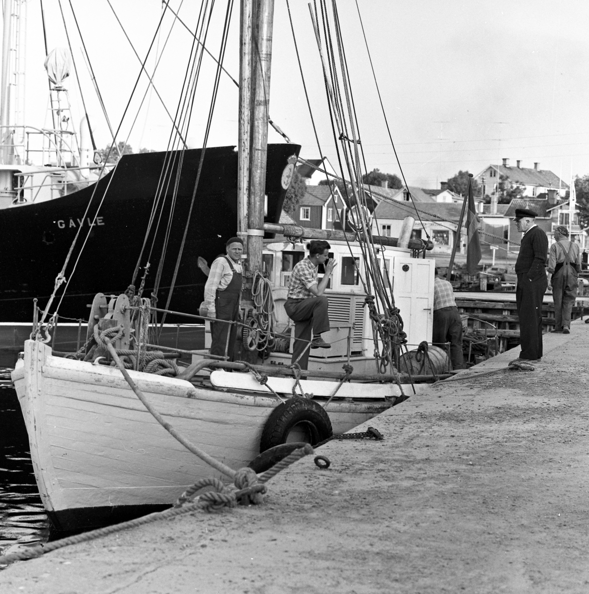 Besättning på en båt i Öregrunds hamn