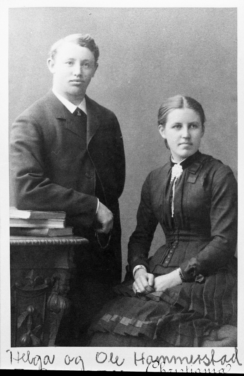 Ole Hammerstad f. 1862 d. 1934.  Gift med Helga Hågensdtr. f. Kjølseth f. 29.05-1863 d. 03.12-1950.  De ble gift 23.10-1886.  Helga har en nydelig kjole med legg og masse små knapper, antagelig.  De er begge ganske unge, antagelig nygifte eller bare forlovet.