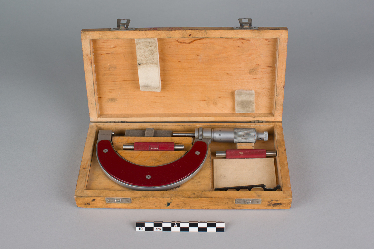 Måleinstrument (mikrometer) med tre løse deler og lite informasjonsark i etui av tre.