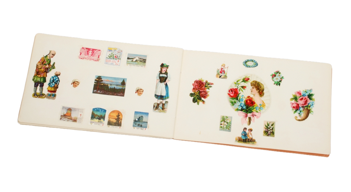 Förvaras i brun pärm av papp, som är märkt: "ALBUM DES ARTISTES". Insidan, med klistrade bok- och bildmärken i olika former och färger.