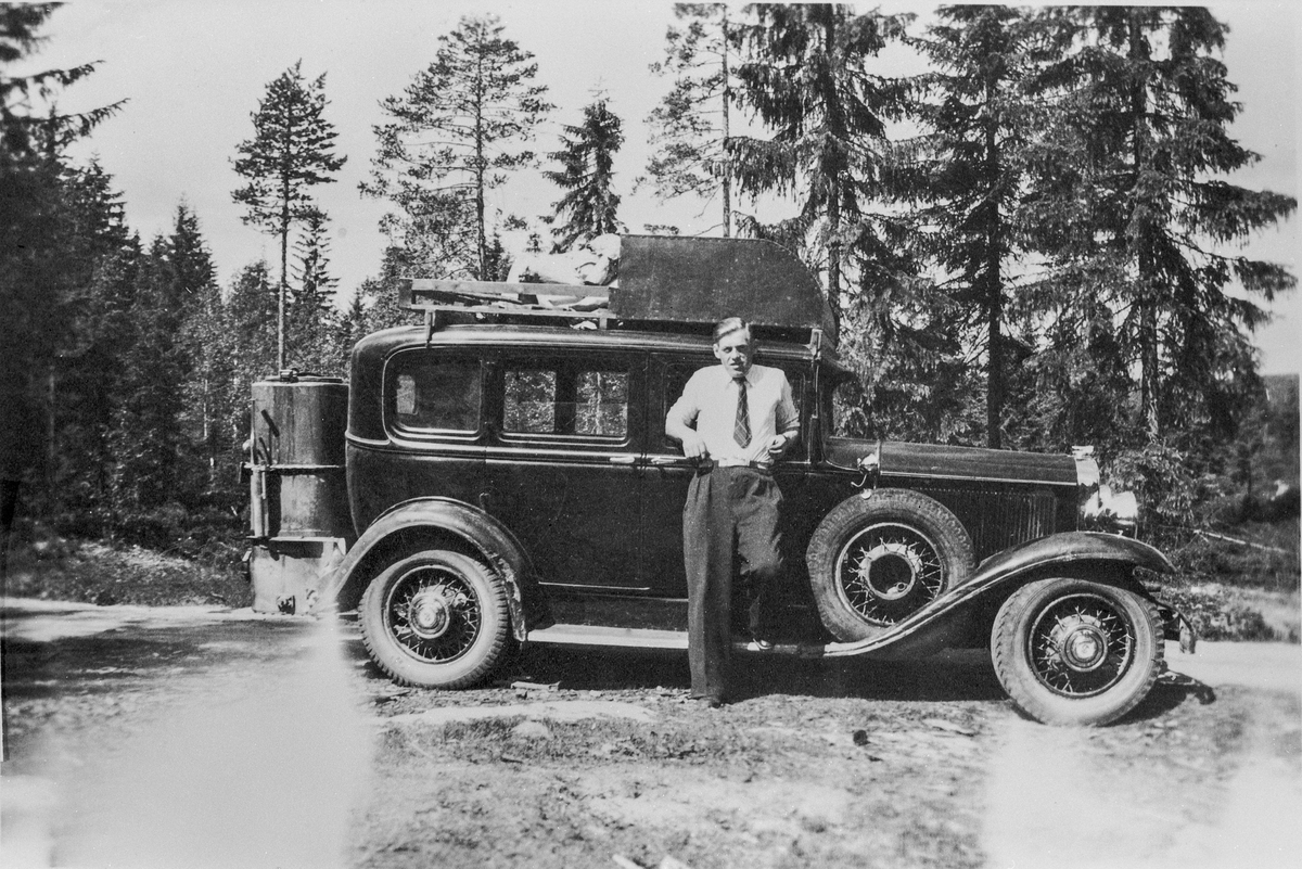 Gunnar Narum med Buick generatorbil, modell omkring 1930. Fotografert ...