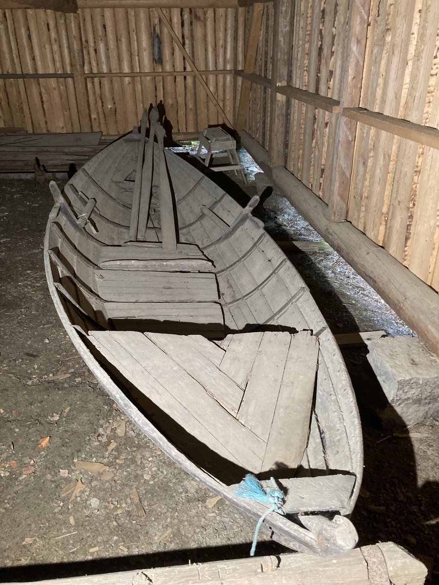 Fløterbåt, brukt i Elgsjøen, ett av vatnene i Austvassåa. Her var det tømmerfløting fram til 1970. Bygd med jernvrenger, band av jern (metallspant). Tyder på at den er bygd av GFFF(merket med GFFF også) på Flisa (se nybygd fløterbåt på SJF.1989-01253 mfl