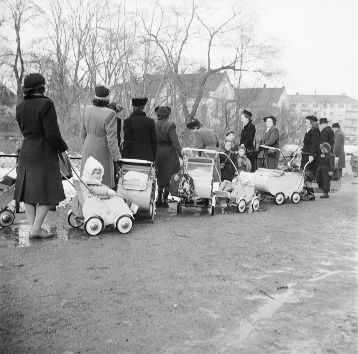 Kvinnor med barn och barnvagnar, Svandammen, Uppsala 1946