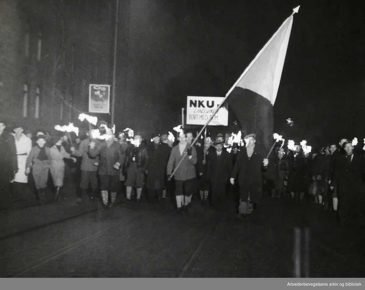 Store demonstrasjoner i Oslos gater etter kommunistenes statskupp i Tsjekkoslovakia. Plakat med teksten: "NKU er landssvikere. Bort med dem". Mars 1948