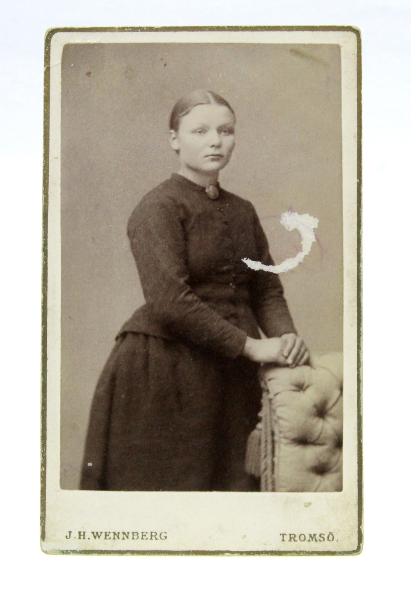 Portrett av en kvinne. Fotografi fra album etter Karoline Nilsen (1862-1947). Karoline Nilsen (Grelsen) var født på Rognmo. Flyttet til Karlstad, Målselv. Fotograf J. H. Wennberg, Tromsø.