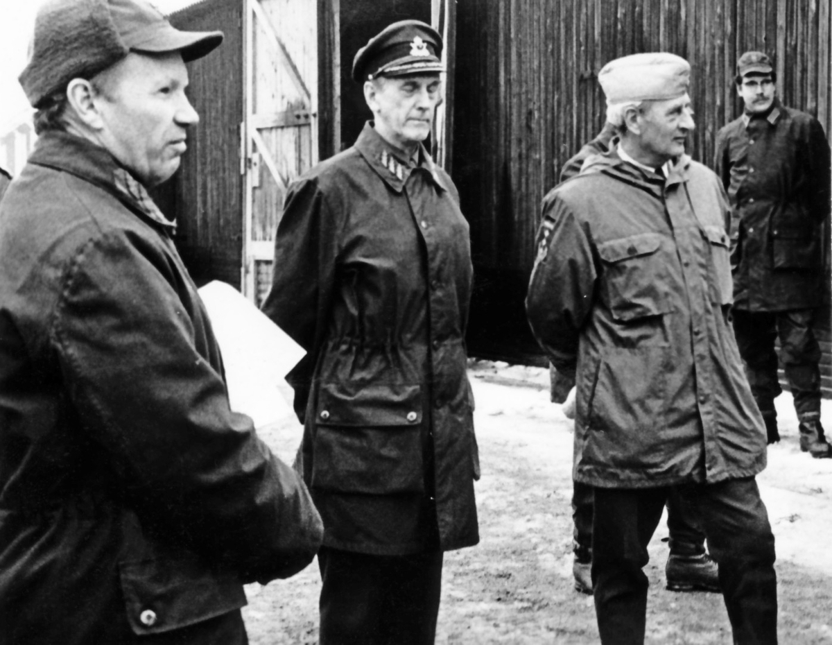Tyskt besök 1978

Tysklands arméchef genlt H Hildebrandt besöker regementet för att studera vårt mobiliseringssystem.
Sex bilder.