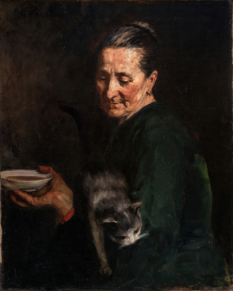 Eldre kvinne i grønn kjole, avskåret ved hoftene. Holder en katt i sin venstre arm, en skål i høyre hånd. Mørk bakgrunn.