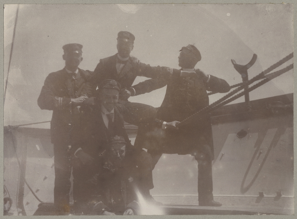 Fem glada sjöofficerare har samlats för ett humoristisk gruppkort ombord på Balder.