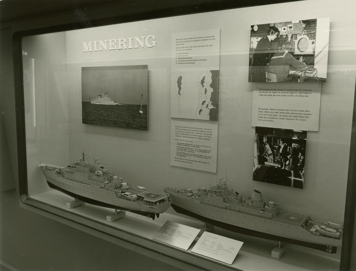 Den permanenta utställningen fotograferad 1987. Monter som handlar om minering.  Fotografier med texter samt fartygmodeller av minfartygen M04 CARLSKRONA och M02 ÄLVSBORG.