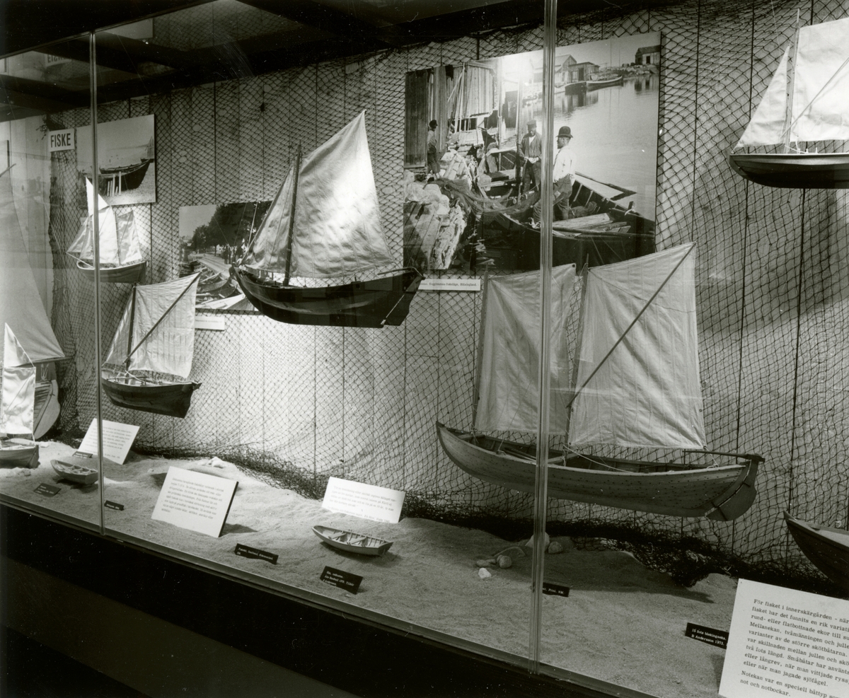 Den permanenta utställningen fotograferad 1987. Monter om fiske innehållande fartygsmodeller av allmogebåtar.