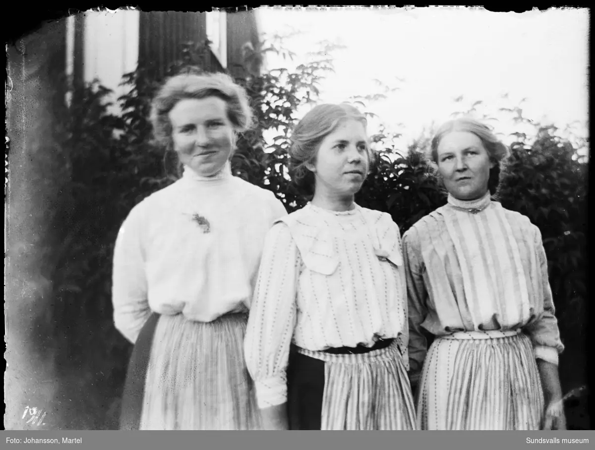 Fotografens systrar Märta Johansson, Johanna "Hanna" Johansson och Sigrid Persson.