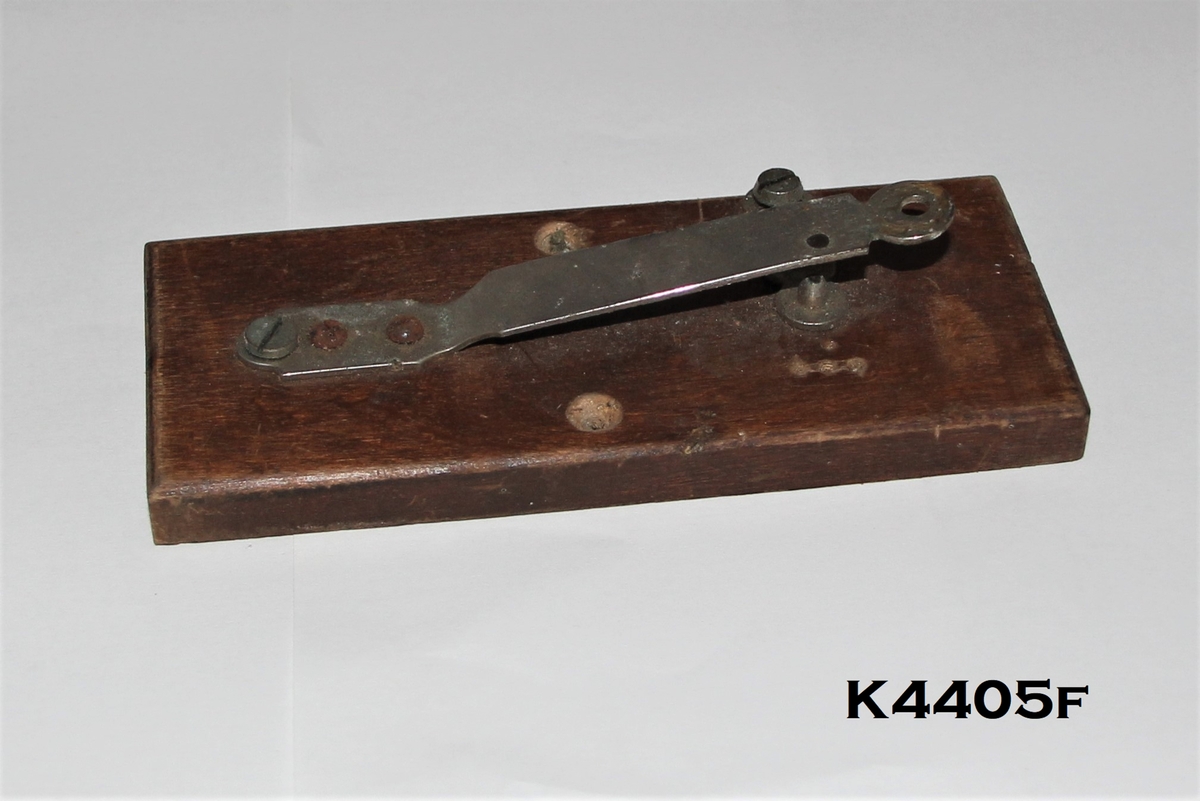 Skipsapotek: Her er utstyr som er funnet i skuffen i skipsapoteket (K4402).
a) Barberkniv med elfenben-skaft. Barberbladet noe rustet.
b) Vekebrenner (parafin).
c) Vekt
d) Morseapparat
e) Høretelefoner.
f) Morseapperat for sending. (Noen deler fjernet.)