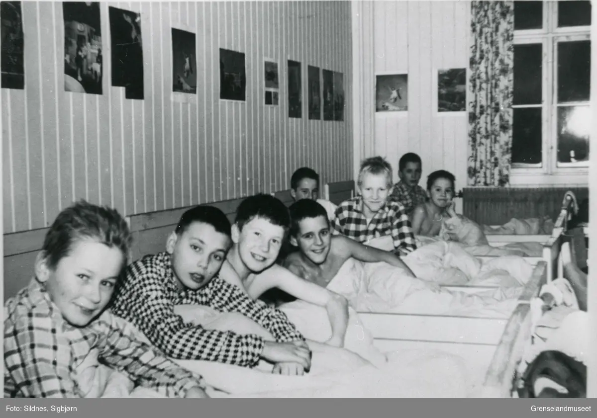Sovesalen på Strand skoleinternat. Fra venstre: Robert Pettersen, Roald Moksnes, Arne Wikan, Bjørnar Bakken, Torbjørn Mortensen, Kjell Hoel, Leo Pettersen, og Svein Randa. Bildet tatt ca 1961-1962. 