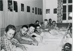 Sovesalen på Strand skoleinternat. Fra venstre: Robert Pette