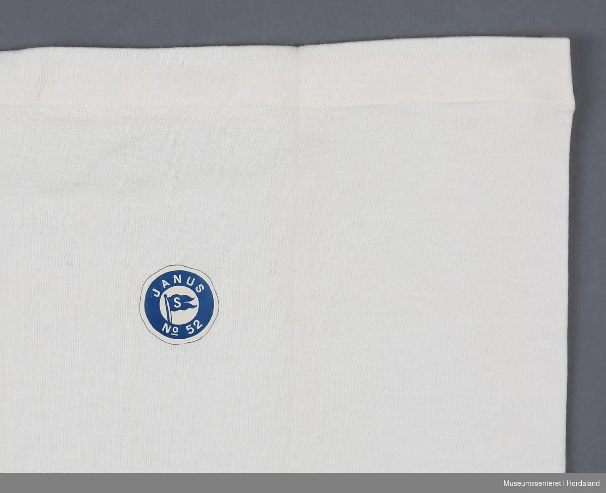 Naturfarga Duun trøye uten erm, "singlet", undertøy i str. 52. Duun-logo med ender i halsen og blått Janus-klistermerke på baksida.