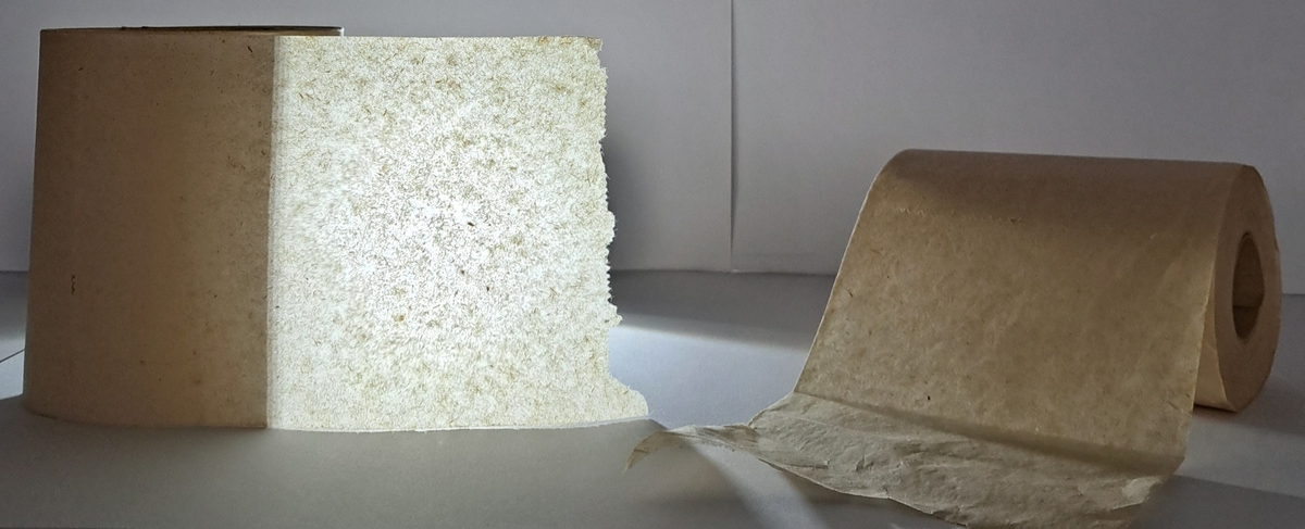 16624-1 og -2: 2 stk. ruller med tynt gulhvitt/elefenbensfarget toalettpapir. Den ene siden er grovkornet og tremassen ("spon") er synlig gjennom papiret. Den andre siden er valset glatt ("silkepapiraktig"). Papiret har riflet kant og kjerne av papp.