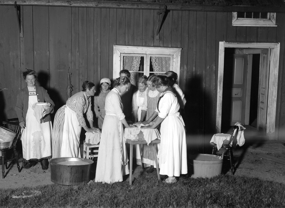 En grupp kvinnor har bildat ystagänge och kommit i arbete. Med gemensam möda och mjölk tillverkades ostar för en stor del av året. Platsen är komministerbostället Skuru i Svinhult. Året var 1916.