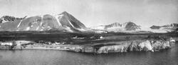 Kings Bay Bebyggelse Zeppelinfjellet (553 moh) til venstre. 