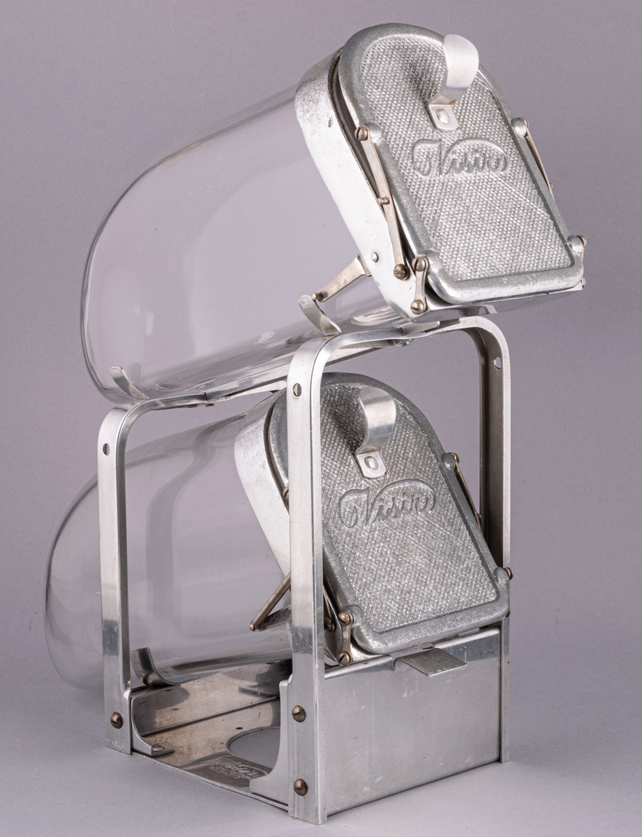 Karamellställ, två glasburkar med metallock i metallställning. Text på locken: Visir.