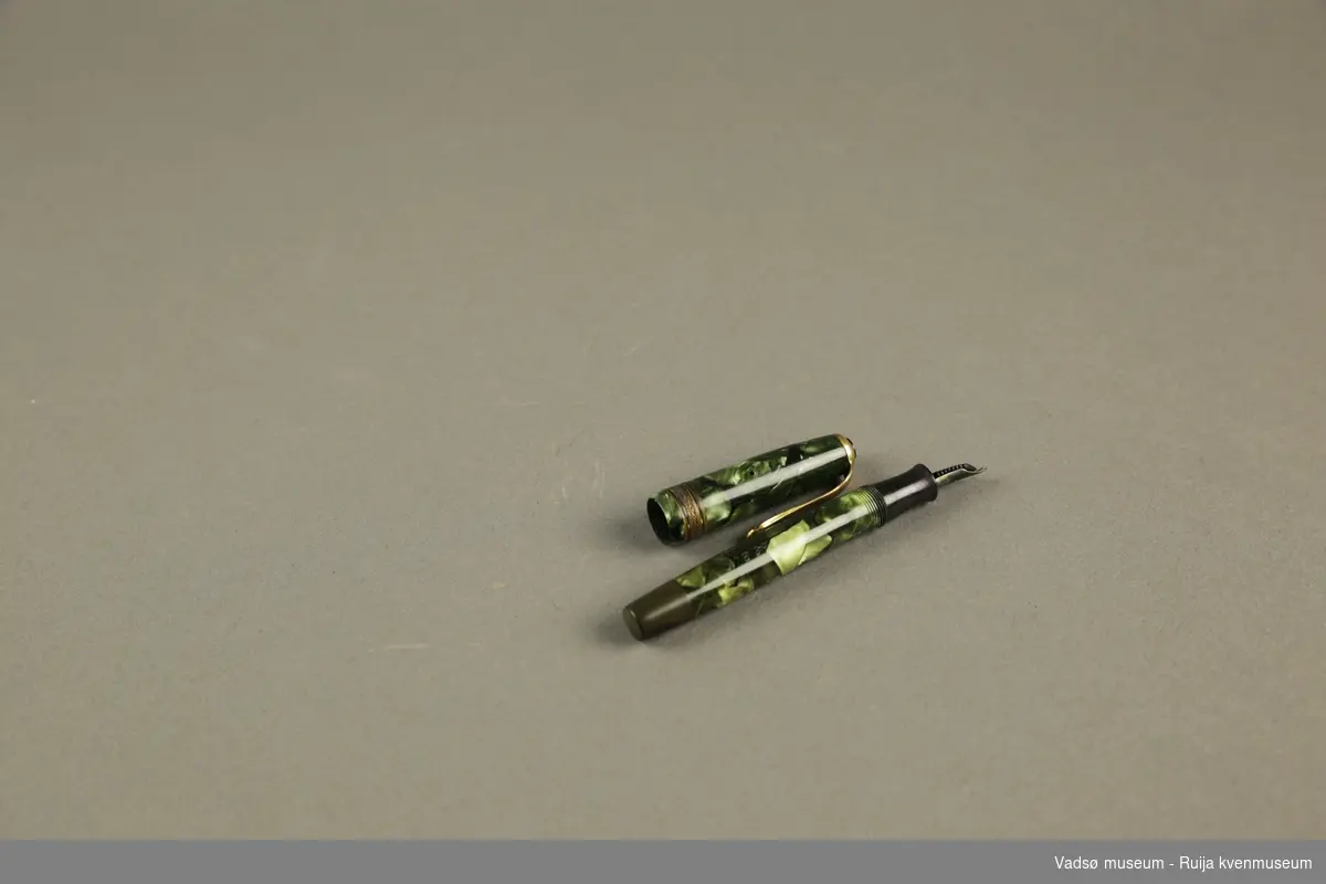 Grønnmønstret fyllepenn fra Penol. Pennen har gullfargede metallkanter.