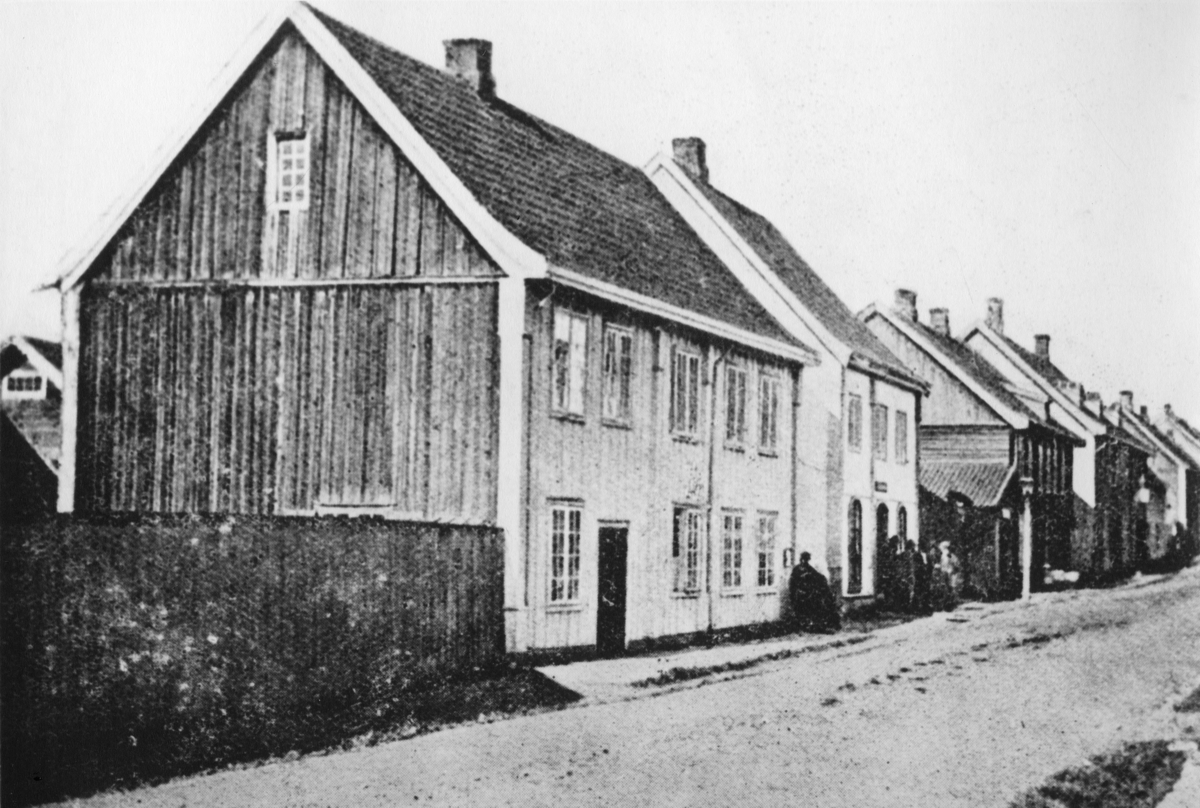 Gatebilde fra Storgata med urmaker Jarmanns gård, Storgata 64, fremst. Deretter nr. 68, 70 og 72 (nr. 66 var ikke i bruk).