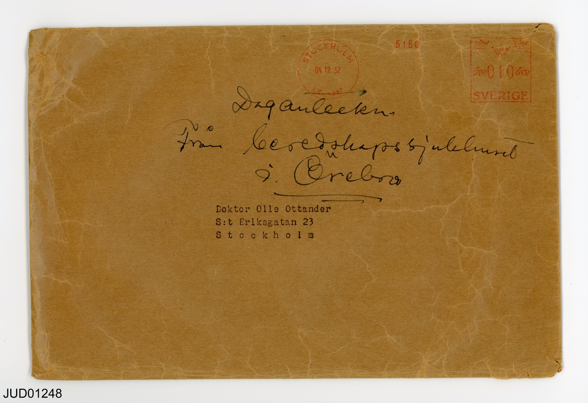 Olle Ottanders samling. Ett kuvert med anteckningar och brev från fd patienter på beredskapssjukhuset i Engelbrektsskolan i Örebro 1945.