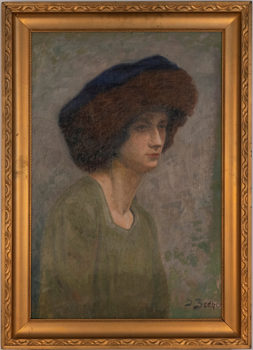 Portrett av en kvinne i gjønn kjole og med stor, blå hatt med pelskant.