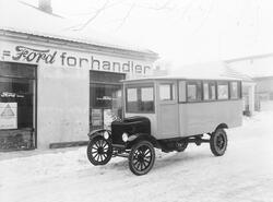 Bilforretning i Sarpsborg. Ford-forhandler. Buss av merke Fo