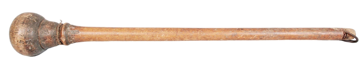 Päronformad klump med istöpt bly. Gradering med skurna streck och mässingsstift. Järnkrok. Krönt stämpel på klumpen "NL 1724 11 6".