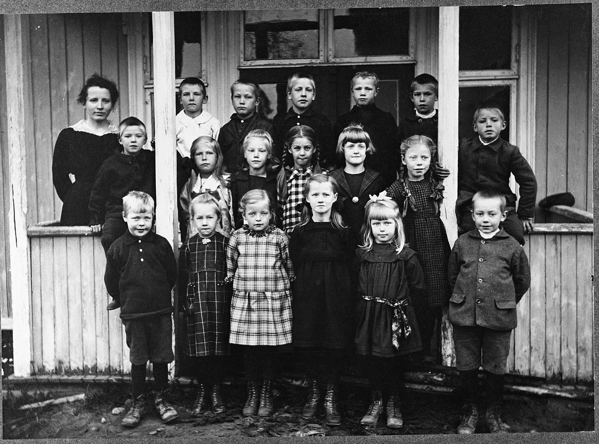 Klassebilde fra Vilberg skole, Østre Toten, året 1922.
1.rekke: 1.ukjent, 2.Reidun Rolijordet, 3.Ruth Valle (g.Rognlien), 4.Ingrid Opsahl (g.m. Anders Holmstad), 5.Gerda Lyberg (ugift, omkom i trafikkulykke ved Fagerlundkrysset 1947), 6.Birger Aaslund.
2.rekke: 1.Fra Fosnes (fornavn usikkert, men muligens Petra), 2.Agnes Linnerud, 3.Marie Glommen (g.m. Odvar Bråthen), 4.Ruth Hveem Skjefstad, 5.Lilly Borgen.
Bakerst: Frk. Valsø (lærer), 2.ukjent, 3.Faråsengen (fornavn usikkert, men kan muligens være Markus), 4.Paul Evenrud, 5.ukjent, 6.Jan Tonander. 7.Kåre Fosnes, 8.Nils Raddum. Informanten og eieren Ruth Rognlien mente at dette er klassebilde mens de gikk i første klasse.