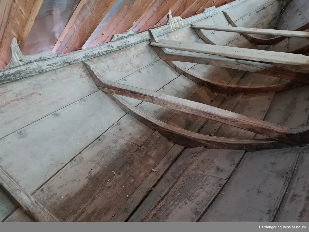 Båten er bygd som en Hardangerbåt, typisk Sørfjorden, med smale fire bordganger og med høge stevntopper. Framronga stikker over æsinga som to handtak. Bordgangen er klinka med firkantet rør og innved festet med trenagler. Framre stevntopp er skadet og reparert med jernbeslag.  Rorbeslag på bakre stevn er intakt.
